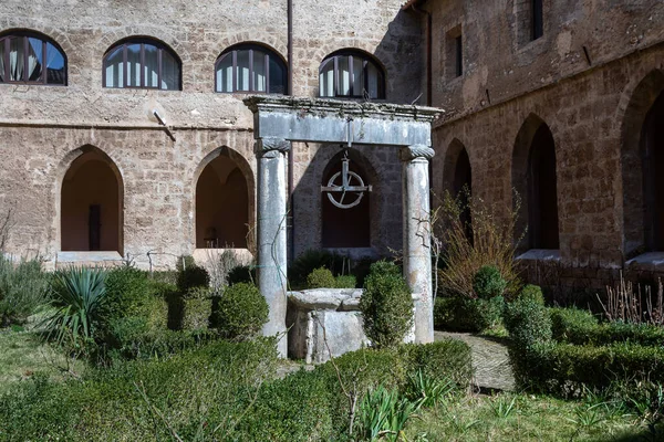 Subiaco Italy February 2020 수도원 Santa Scolastica Ancient Well Cloister — 스톡 사진