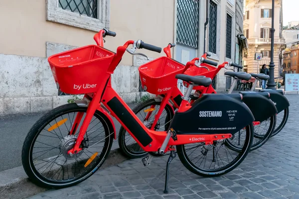 Wypożyczalnia Rowerów Elektrycznych Mieście Rowery Elektryczne Uber Ulicach Rzymu Włochy — Zdjęcie stockowe
