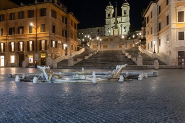 Roma, İtalya - 24 Mart 2020: Piazza di Spagna, gece sokak lambalarıyla aydınlatılmış. Koronavirüs acil durumu nedeniyle meydan alışılmadık bir şekilde terk edilmiş görünüyor..
