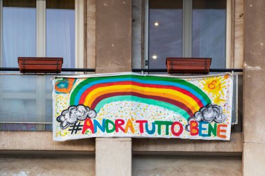 Roma, İtalya - 5 Nisan 2020: Covid-19 (koronavirüs) acil durumu sırasında, karantinaya alınan evde kilitlenen İtalyanlar, binaların camlarında 