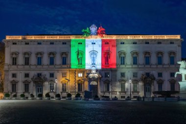 Roma, İtalya - 7 Nisan 2020: Mavi saatte akşam Piazza del Quirinale, Palazzo della Consulta 'nın ön cephesinde İtalyan bayrağının renkleriyle aydınlandı..