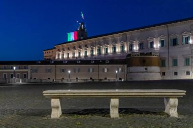 Roma, İtalya - 7 Nisan 2020: Mavi saatte Piazza del Quirinale, İtalyan bayrağının renkleriyle aydınlatılmış, Palazzo del Quirinale 'nin çan kulesinde, cumhurbaşkanının koltuğunda.