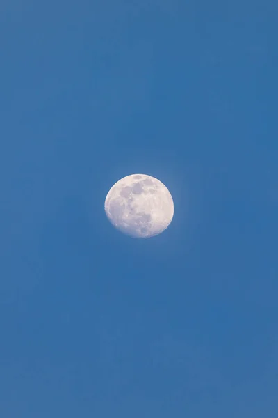 낮에는 하늘에서 안개를 초승달에서 보이는 — 스톡 사진