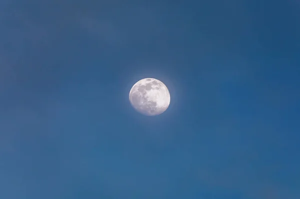 낮에는 하늘에서 안개를 초승달에서 보이는 — 스톡 사진