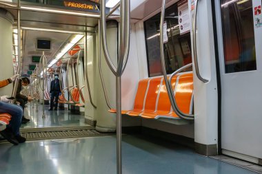 Roma, İtalya - 30 Nisan 2020: A hattının içindeki koltuklar, koronavirüs acil durumu nedeniyle karantina altında. Az sayıda yolcu seyahat ediyor.