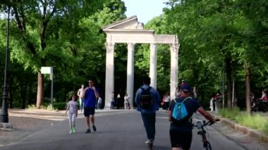 Roma, İtalya - 10 Mayıs 2020: Villa Borghese, halk parkında gezinen insanlar. Elektrikli scooterlar ve bisikletler. Covid-19 salgınının ardından ilk pazar serbest..