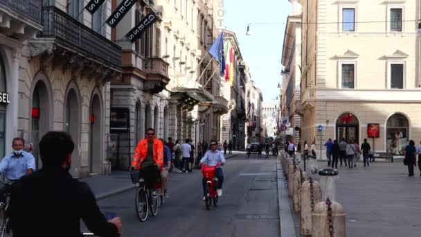 意大利罗马 2020年5月10日 科沃街 Del Corso 随着Covid 19大流行病的爆发 公民首次退出 骑自行车和电单车的人 — 图库视频影像