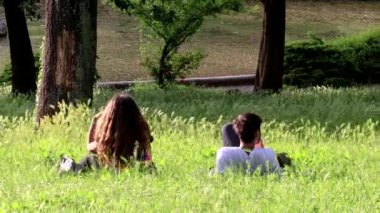 Roma, İtalya - 10 Mayıs 2020: Villa Borghese, Covid-19 acil durumu nedeniyle halk parkında koruyucu maskeler takarak gezinen vatandaşlar.