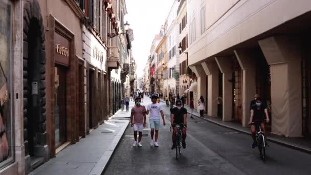 Рим Италия Мая 2020 Года Виа Кондотти Граждане Прогуливаются Улице — стоковое видео