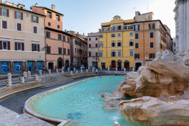 Roma, İtalya - 10 Mayıs 2020: Trevi Çeşmesi, koronavirüs salgınına ilişkin kısıtlamalar nedeniyle çok az vatandaşıyla ve turist olmadan ıssız kaldı.