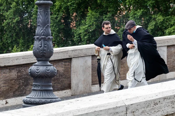 Roma Itália Maio 2020 Dois Monges Batina Ordem Circestense Atravessam — Fotografia de Stock