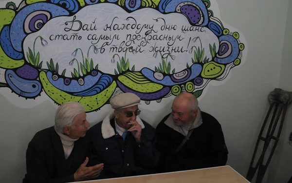 Nyugdíjasok Szegények Egy Leves Konyha Szegények Nyugdíjasok Hajléktalanok Kijevben Szeptember — Stock Fotó