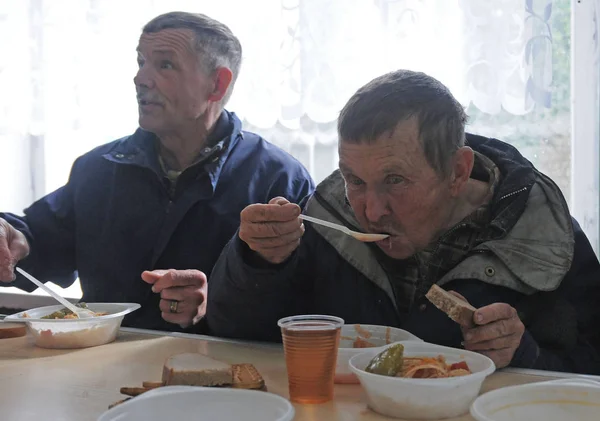Nyugdíjasok Szegények Egy Leves Konyha Szegények Nyugdíjasok Hajléktalanok Kijevben Szeptember — Stock Fotó