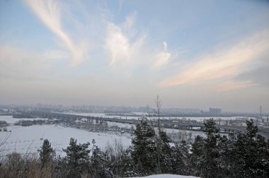 Botanik Bahçesi 'nden Demiryolu Köprüsü görünümü, Kiev, Ocak 12, 2017.