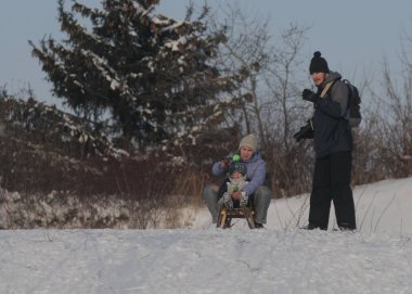 Çocuklar botanik bahçesinde kızak gitmek, Kiev, Ocak 12, 2017.