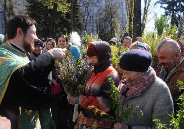 Palm Pazar Kiev, 9 Nisan 2017 bugün, Ortodoks Hıristiyanlar Kudüs içine - Palm Pazar giriş Rabbinin kutlamak. Ukrayna'da, vertebra dalları bu günde takdis adettendir.