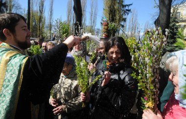 Palm Pazar Kiev, 9 Nisan 2017 bugün, Ortodoks Hıristiyanlar Kudüs içine - Palm Pazar giriş Rabbinin kutlamak. Ukrayna'da, vertebra dalları bu günde takdis adettendir.