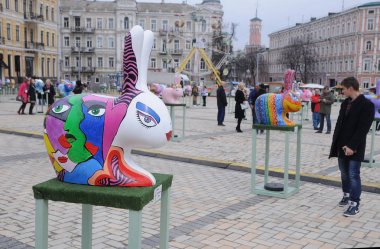 Paskalya tavşanı 8 All-Ukrayna Festivali Paskalya yumurta, Sofiyskaya Meydanı ' nda Kiev, 5 Nisan 2018 sundu. Merkezi, Kiev'de Nisan 5 VIII All-Ukrayna olmak-22 Paskalya diriliş (Paskalya) kutlamalarının bir parçası olarak