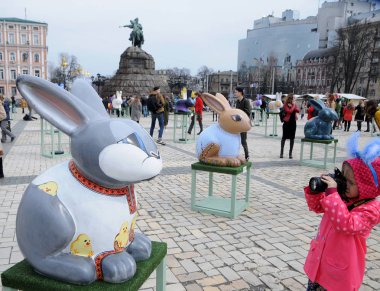 Kız Sofiyskaya Meydanı ' nda Kiev, 8 All-Ukrayna Festivali Paskalya yumurtaları, 5 Nisan 2018 üzerinde sunulan Paskalya tavşanı çekiyor. Merkezi, Kiev'de üzerinden 5 Nisan 22, VIII All-Ukraynaca şaşırmayın Festivali olarak yapılacak