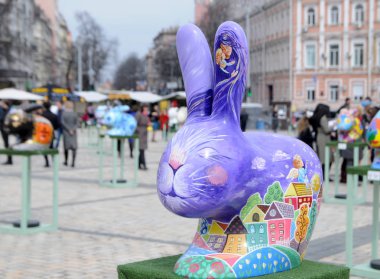 Paskalya tavşanı 8 All-Ukrayna Festivali Paskalya yumurta, Sofiyskaya Meydanı ' nda Kiev, 5 Nisan 2018 sundu. Merkezi, Kiev'de Nisan 5 VIII All-Ukrayna olmak-22 Paskalya diriliş (Paskalya) kutlamalarının bir parçası olarak
