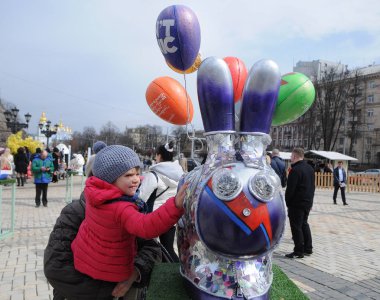 Bir çocuğun Paskalya tavşanı yanında 8 All-Ukrayna Festivali Paskalya yumurta, Sofiyskaya Meydanı ' nda Kiev, 5 Nisan 2018 sundu. Merkezi, Kiev'de üzerinden 5 Nisan 22, VIII All-Ukraynaca şaşırmayın Festivali cele kapsamında yapılacak