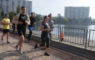 Kiev Belediye Başkanı Vitali Klitschko ve kardeşi Vladimir sabah ısınma yer aldı ve en büyük test Ukrayna, yeni bir koşu bandı, senin etrafında Gölü Telbin Kiev, 1 Ekim 2016 ayarladım