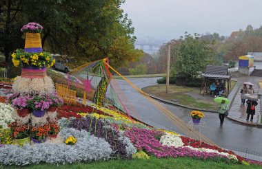 Şarkı Festivali gerekçesiyle Pechersk Peyzaj Park kasımpatı 