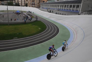 Hipodromda Ukrayna Şampiyonası ve Kiev 'deki Madison Junior Yarışı' nda yarışan bisikletçiler var.