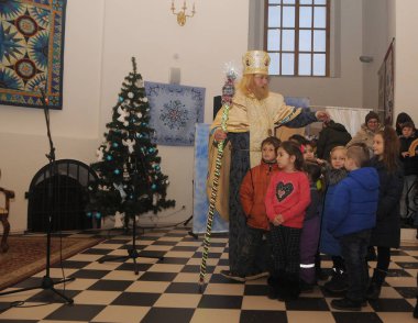 30 Kasım 2019 'da Kiev' de, Ulusal Kiev-Pechersky Tarihi ve Kültürel Rezerv Bölgesi 'ndeki Büyük Lavra Çan Kulesi' nde Aziz Niklas 'ın konutunun büyük açılışı sırasında çocuklarla birlikte.