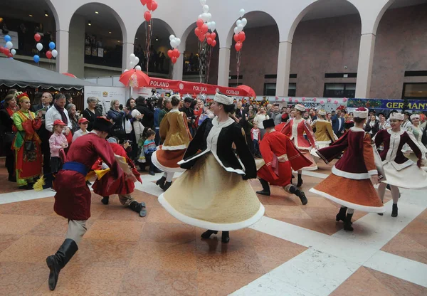 Συμμετέχοντες Πραγματοποιούν Έναν Εθνικό Χορό Στο 27Ο Ετήσιο Φιλανθρωπικό Bazaar — Φωτογραφία Αρχείου