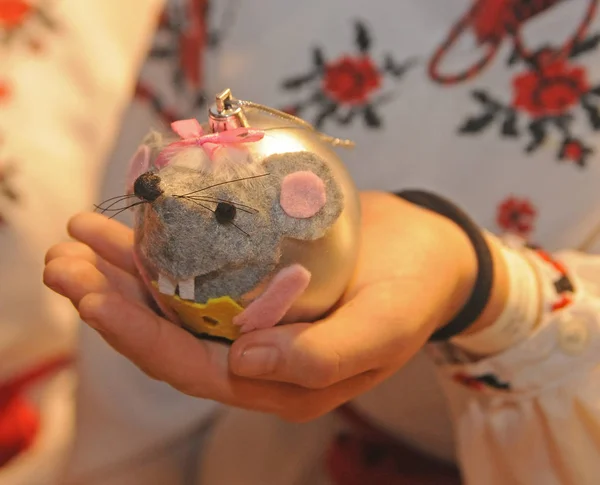 Uma Menina Segura Brinquedo Árvore Natal Sua Mão Kiev Novembro — Fotografia de Stock