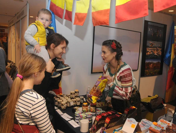 Participantes Feria Mostrador Embajada Rumunia Durante 27ª Feria Caritativa Anual — Foto de Stock