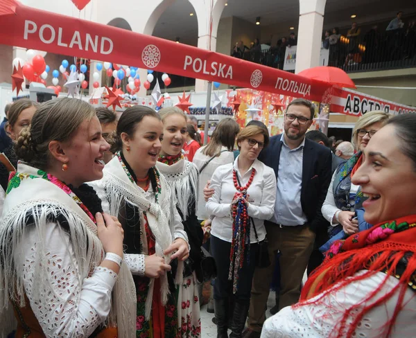 Les Participants Foire Costumes Nationaux Comptoir Ambassade Pologne Lors 27E — Photo
