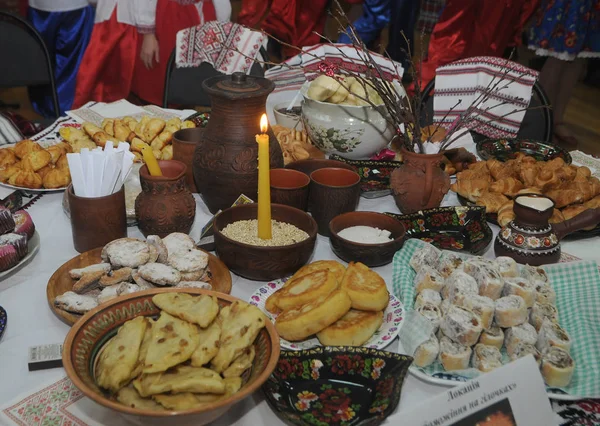 Platos Festivos Sobre Mesa Kiev Diciembre 2019 — Foto de Stock