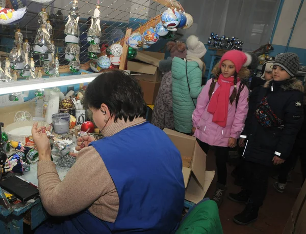 Empleado Fábrica Klavdievsky Juguetes Navidad Durante Fabricación Juguetes Navidad Pueblo — Foto de Stock