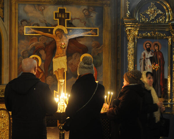 Люди зажигают свечи в Михайловском соборе в Киеве, 11 января 2020 г.
.