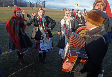 Pirogovo 'daki Ulusal Halk Mimarisi ve Yaşamı Müzesi' nde Aziz Nicholas ile yapılan etnografik eğlence programına katılanlar, 12 Ocak 2020