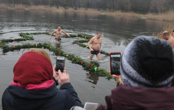 Kąpiel Podczas Obchodów Objawienia Pańskiego Kijowie Stycznia 2020 — Zdjęcie stockowe