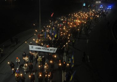 25 Ocak 2020 'de Kiev' deki Krut Kahramanları 'na adanmış Anma Meşalesi Yürüyüşü' ne katılanlar