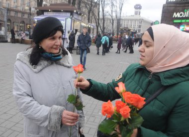 Dünya Başörtüsü Günü münasebetiyle düzenlenen mitinge katılan kişi 1 Şubat 2020 'de Kiev' de çiçek veriyor. O gün, Dünya Başörtüsü Günü münasebetiyle Kiev 'de bir miting düzenlendi. Müslüman kadın eylemciler kadınlara çiçek verdi.