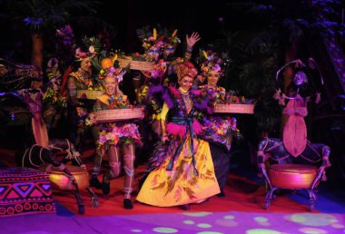 Sanatçılar, Kiev 'deki Ukrayna Ulusal Sirki' nde Afrika Egzotik Patlama adlı yeni programın sunumu sırasında çocuklarla birlikte gösteri yapıyorlar. 8 Şubat 2020 