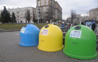 1 Şubat 2020 'de Kiev' de farklı çöp konteynırları