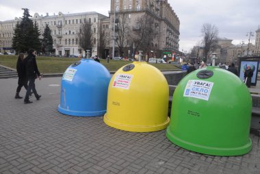 1 Şubat 2020 'de Kiev' de farklı çöp konteynırları