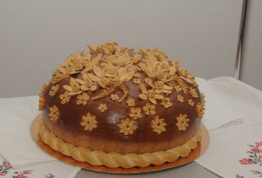 Düğün ekmeği 22 Şubat 2020 'de Kiev' de masanın üstünde.