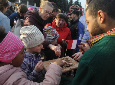 Ziyaretçiler, Kiev 'deki Ulusal Kompleks 