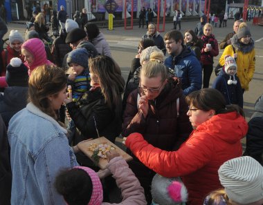Ziyaretçiler, Kiev 'deki Ulusal Kompleks 