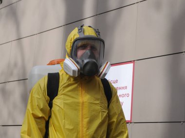 Koruyucu giysi giyen bir tıp çalışanı, 28 Şubat 2020 'de Kiev' deki Alexander Klinik Hastanesi 'nde Coronavirus Covid-19 tedavisine ilişkin eğitim oturumlarına katılıyor.