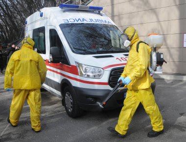 Koruyucu giysiler içindeki tıp çalışanları, 28 Şubat 2020 'de Kiev' deki Alexander Klinik Hastanesi 'nde Covid-19 Coronavirus tedavisi için yapılan eğitim oturumlarına katıldılar..