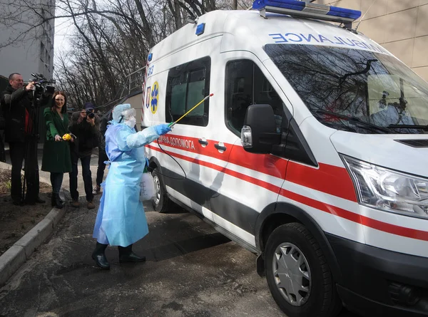 Læge Beskyttelsesbeklædning Desinficerer Ambulance Øvelsen Behandlingen Coronavirus Covid Alexander Clinical - Stock-foto