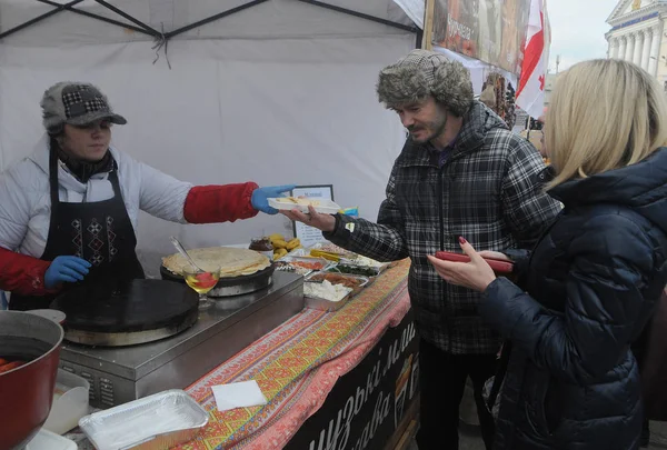 Gente Compra Panqueques Durante Shrovetide Plaza Kontraktova Kiev Febrero 2020 —  Fotos de Stock